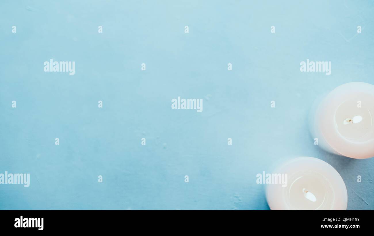 spa terapia relax bianco candele accese blu Foto Stock