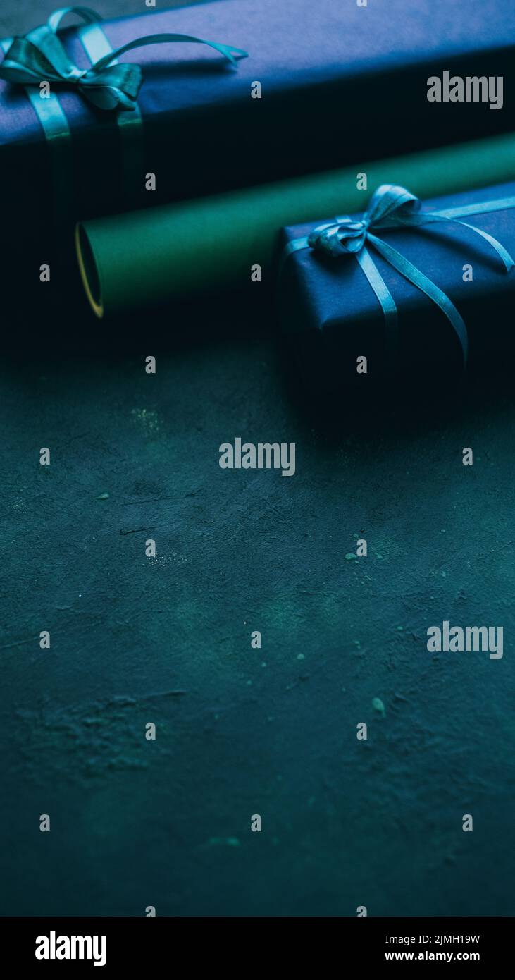 negozio di articoli da regalo confezioni di carta in rotolo blu navy Foto Stock