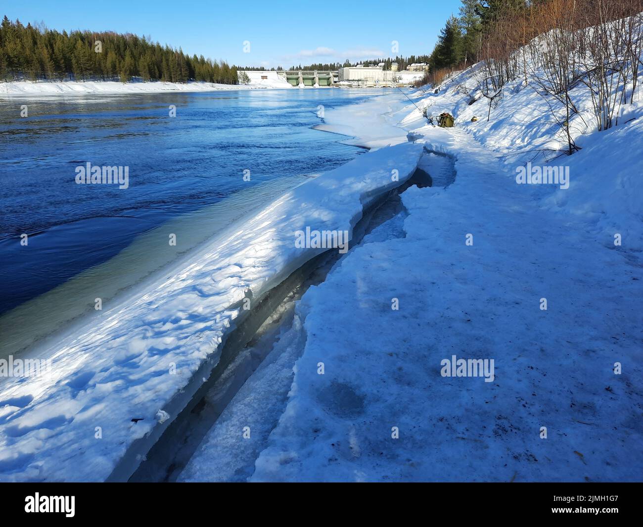 Pesca del ghiaccio nel nord della Svezia Foto Stock