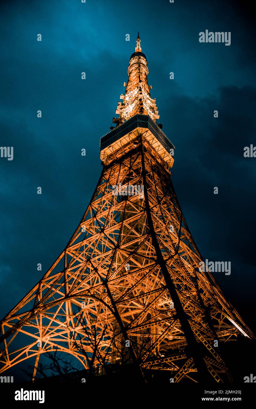 Vista notturna sulla Tokyo Tower illuminata Foto Stock