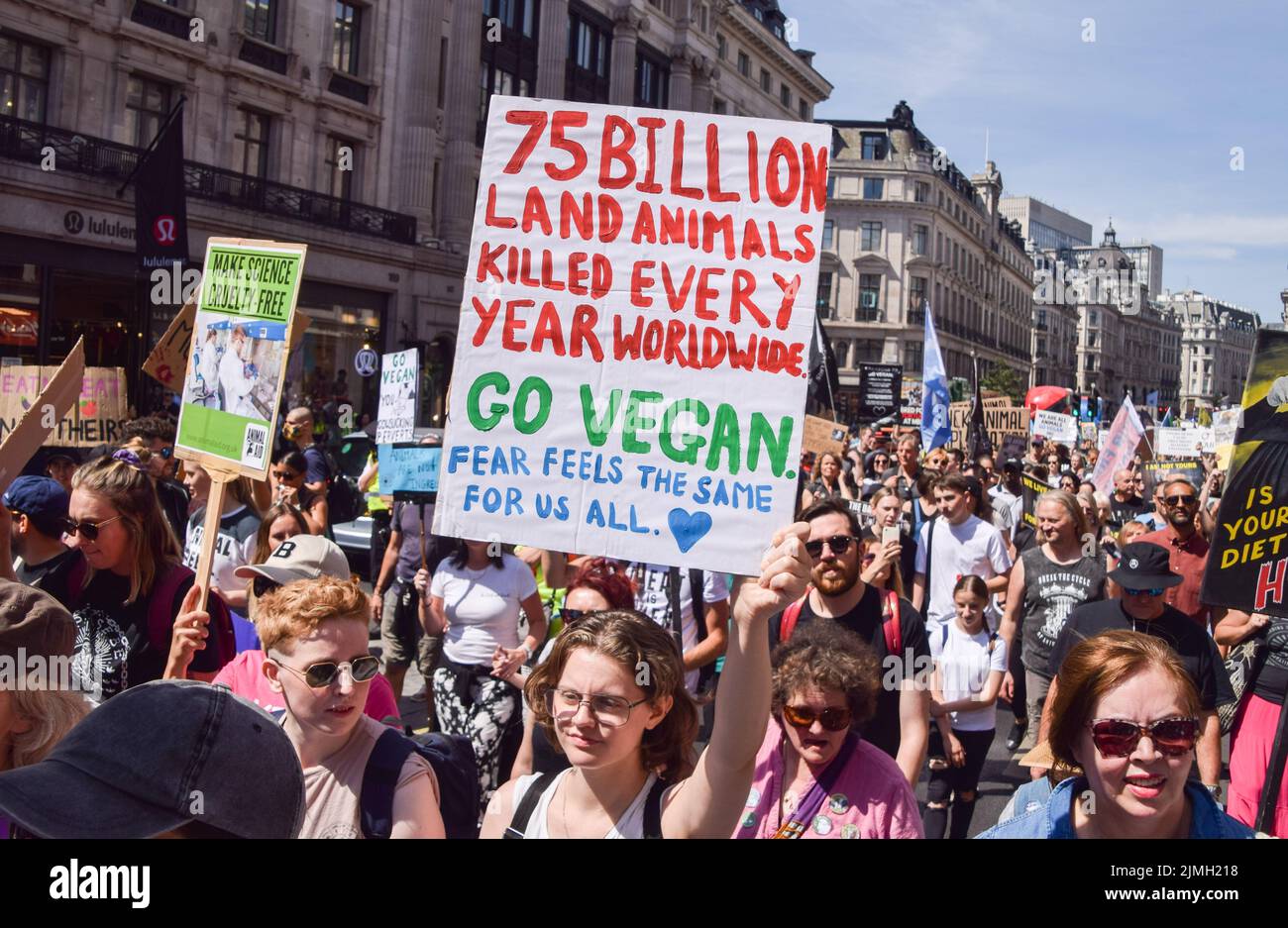 Londra, Regno Unito. 6th agosto 2022. I manifestanti marciano attraverso Regent Street. Migliaia di persone hanno marciato attraverso il centro di Londra a sostegno dei diritti degli animali e del veganismo, e hanno chiesto la fine dello speciesismo e di tutte le forme di sfruttamento animale. Credit: Vuk Valcic/Alamy Live News Foto Stock