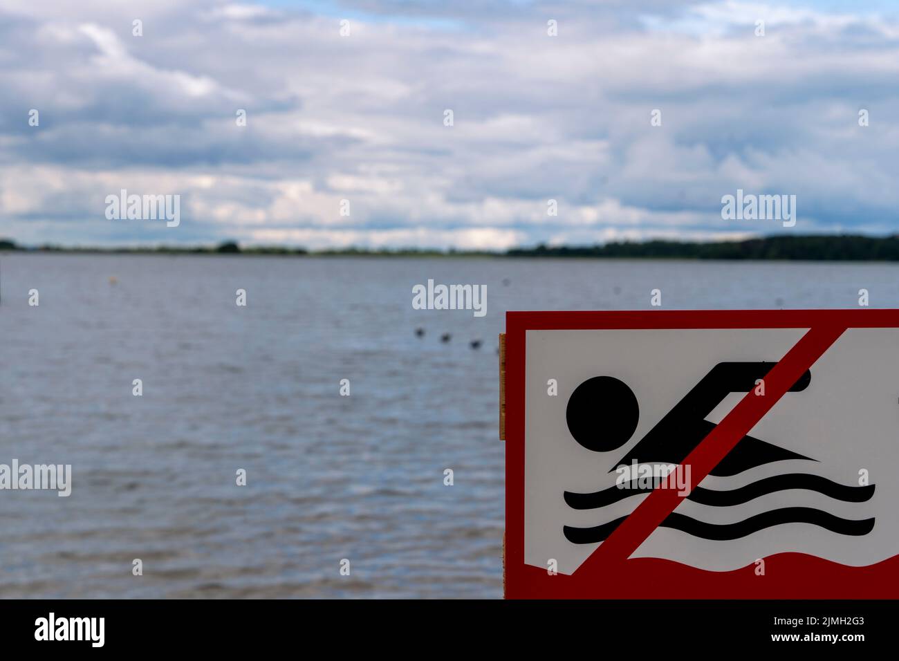 e' vietato fare il bagno sulla riva del lago Foto Stock