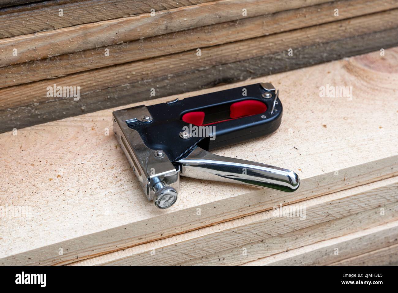 graffatrice per carpentieri o mobili per riparazioni su pile di tavole di legno Foto Stock