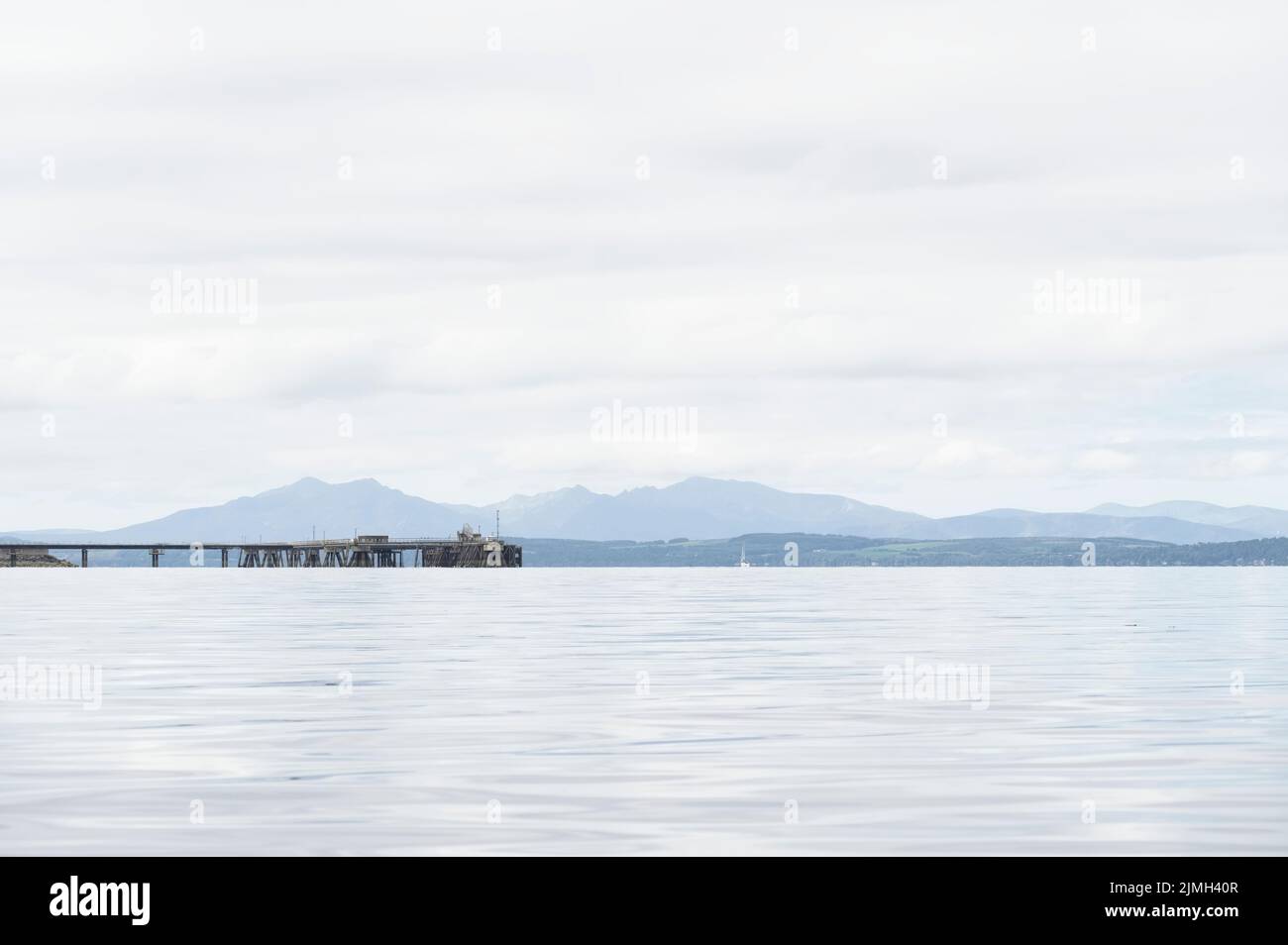 Vecchio molo in legno derelitto in mare alla centrale elettrica di Inverkip Foto Stock