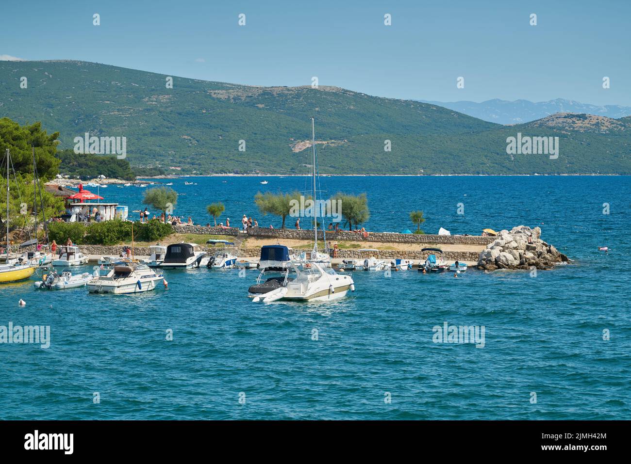 Vista di Punta di Galetto sul mare Adriatico vicino al centro storico di Krk in Croazia Foto Stock