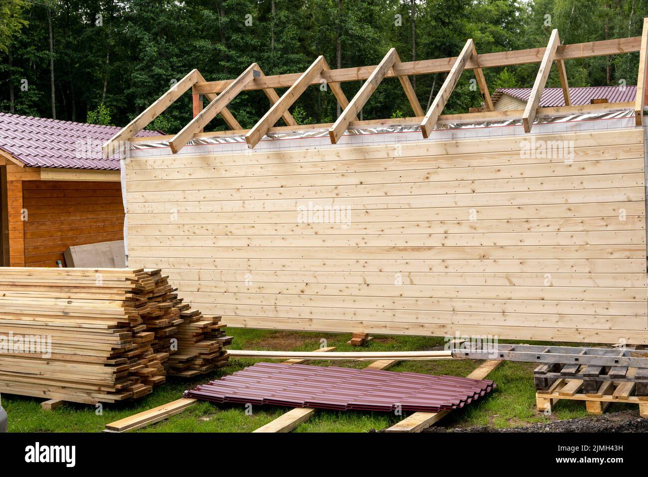 costruzione di una casa a telaio. Casa con struttura in legno, tetto di nuova costruzione Foto Stock