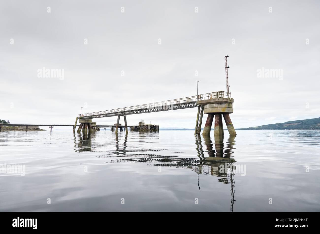 Vecchio molo in legno derelitto in mare alla centrale elettrica di Inverkip Foto Stock