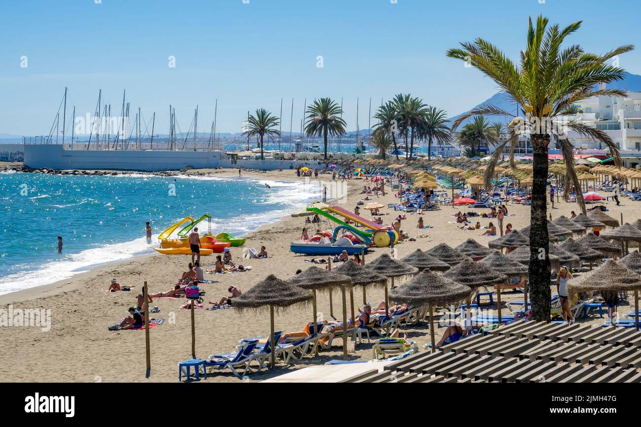 MARBELLA, ANDALUCIA/SPAGNA - MAGGIO 4 : Vista sulla spiaggia di Marbella Spagna il 4 Maggio 2014. Persone non identificate. Foto Stock