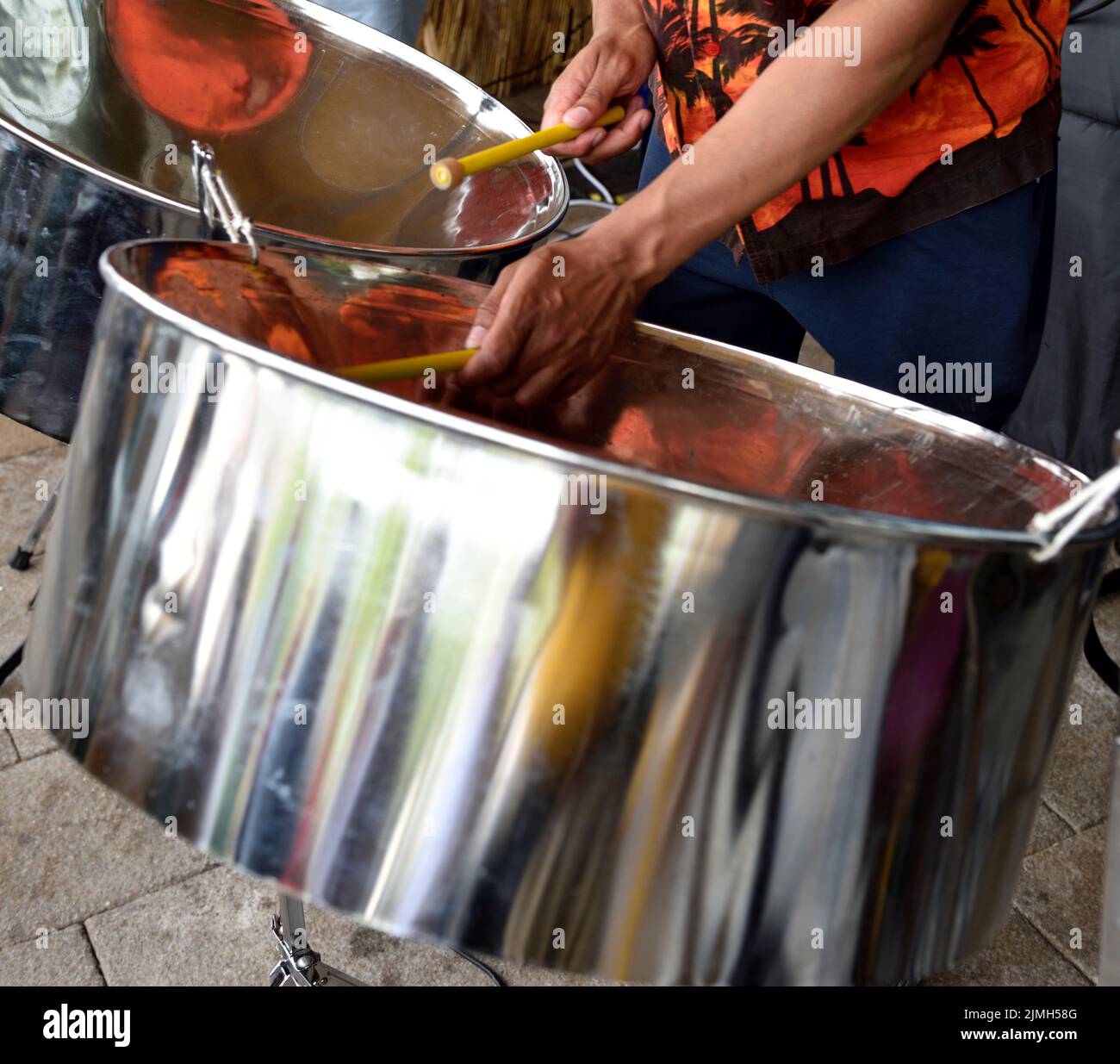 Musicisti che suonano tamburi di acciaio in stile caraibico tradizionale Foto Stock