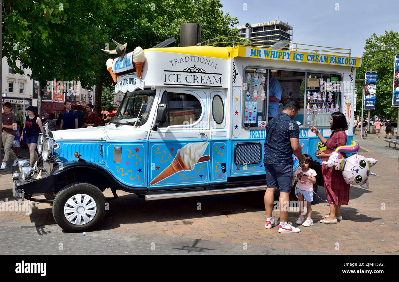 Tradizionale furgone mobile Rolls-Royce MR Whippy Ice Cream nel centro di Bristol durante il festival estivo caldo Foto Stock