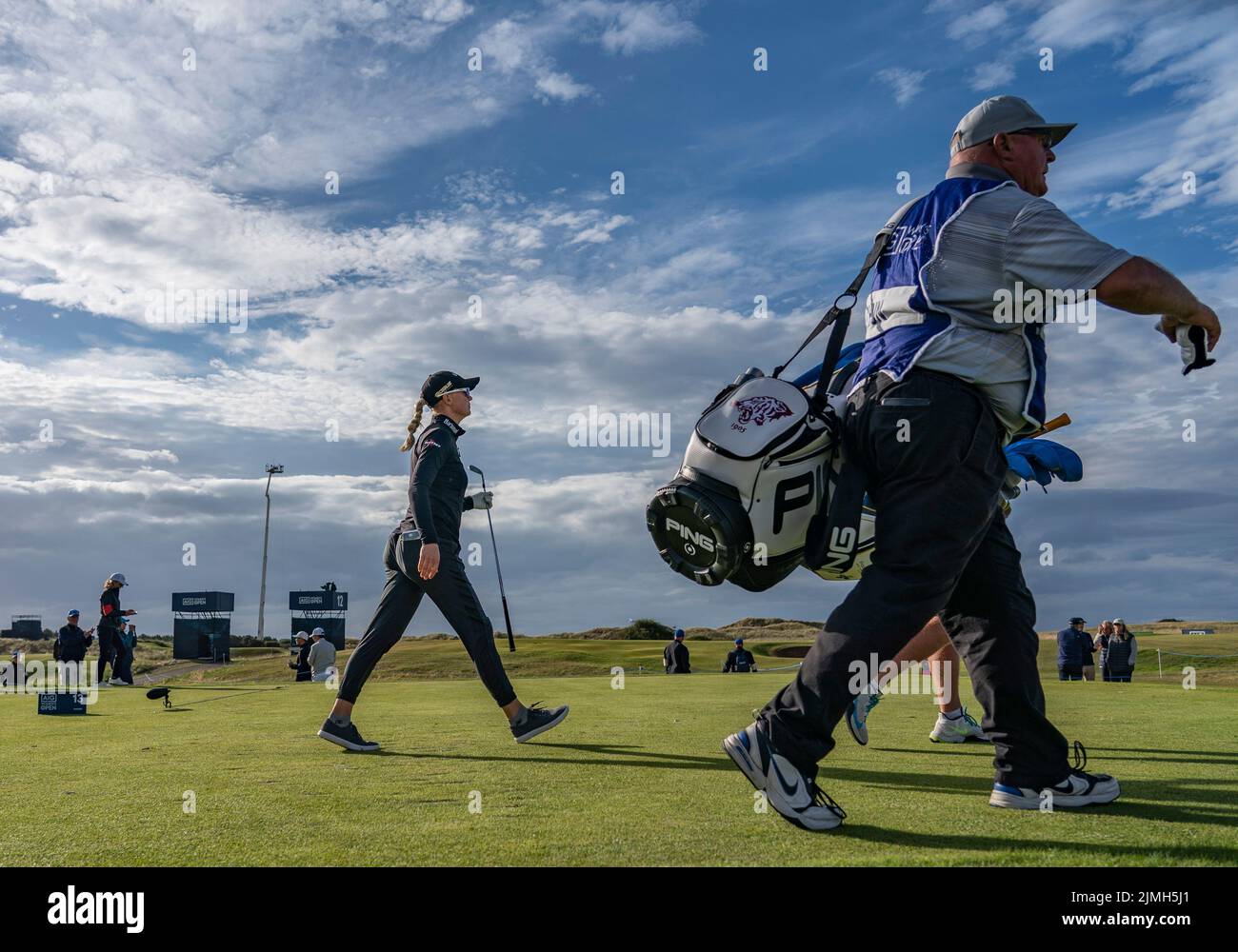 Gullane, Scozia, Regno Unito. 6th agosto 2022. Terza prova del campionato AIG Women’s Open di golf a Muirfield, nella East Lothian. PIC; Madelene Sagstrom gioca la buca 13th. Iain Masterton/Alamy Live News Foto Stock Gullane, Scozia, Regno Unito. 6th agosto 2022. Terza prova del campionato AIG Women’s Open di golf a Muirfield, nella East Lothian. PIC; Madelene Sagstrom gioca la buca 13th. Iain Masterton/Alamy Live News Foto Stock