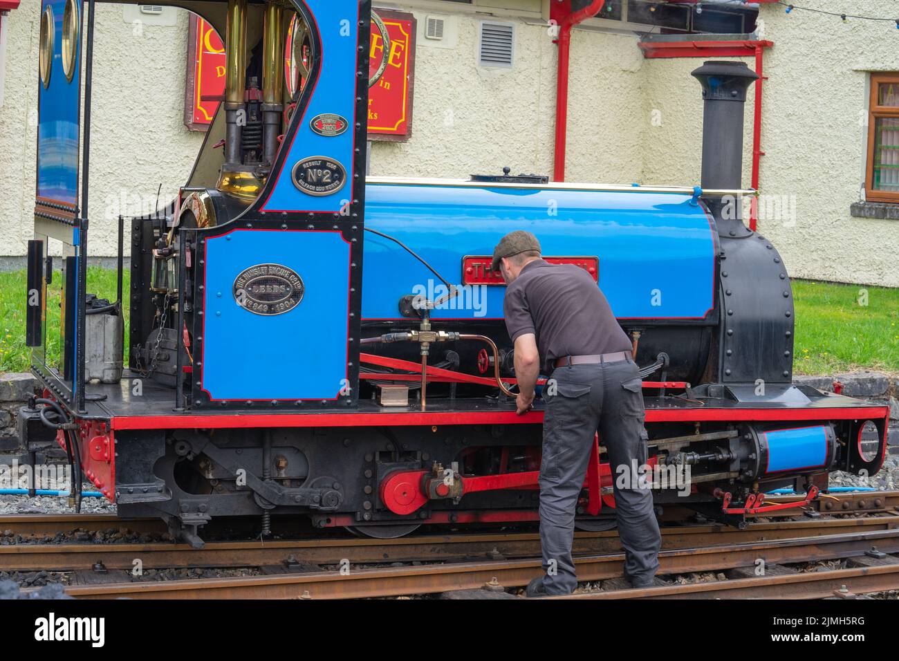 Llanberis Lake Railway vicino al National Slate Museum. Regno Unito, Llanberis Village, Galles del Nord, 27 luglio 2022. Foto Stock