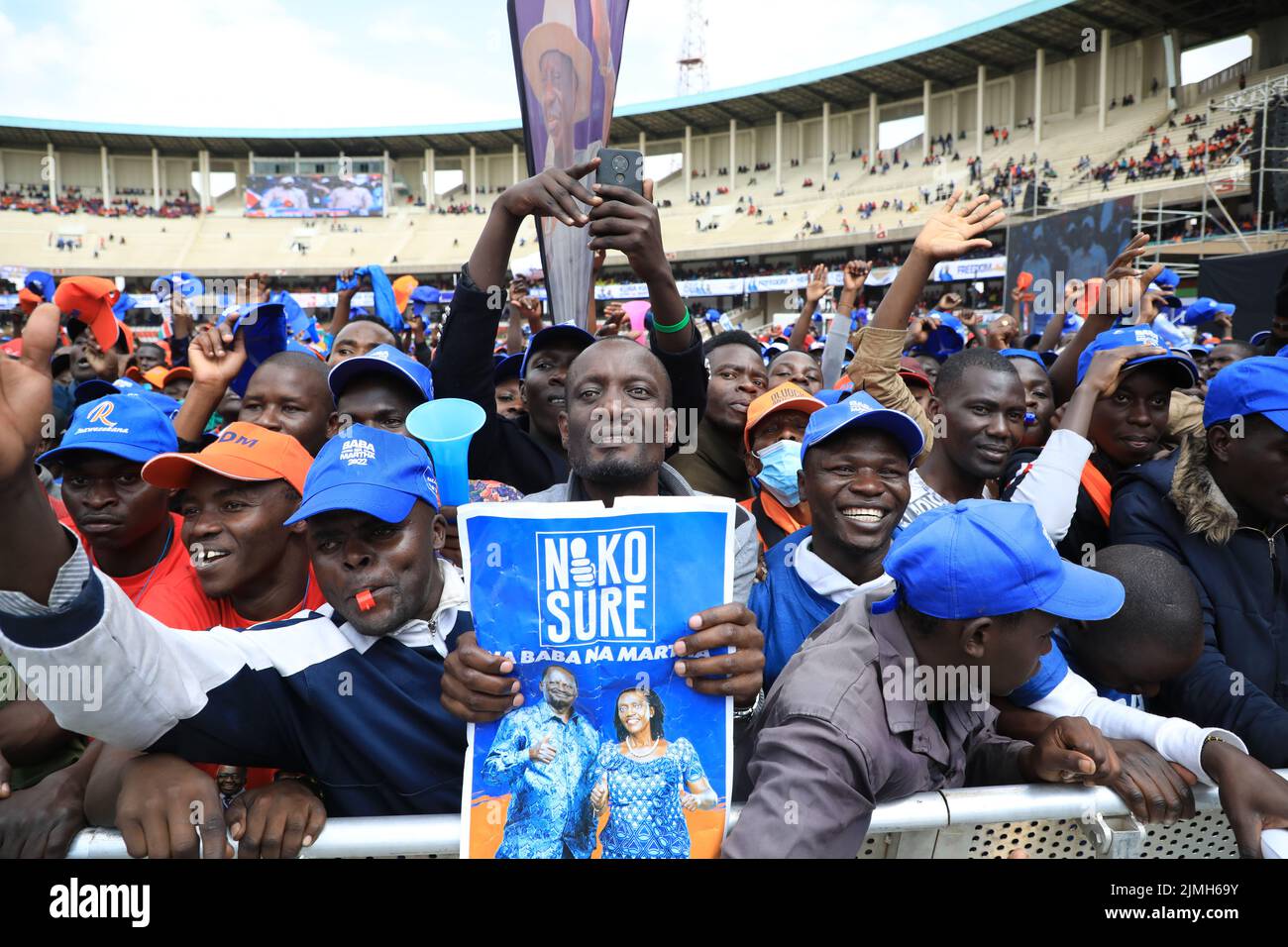 Nairobi, Kenya. 06th ago 2022. I sostenitori di Azimio la Umoja un candidato presidenziale del Kenya Raila Odinga allietano l'ultima giornata di campagne allo stadio Kasarani di Nairobi. Le elezioni generali del 9 agosto 2022 saranno il suo quinto tentativo di Presidenza. Credit: SOPA Images Limited/Alamy Live News Foto Stock