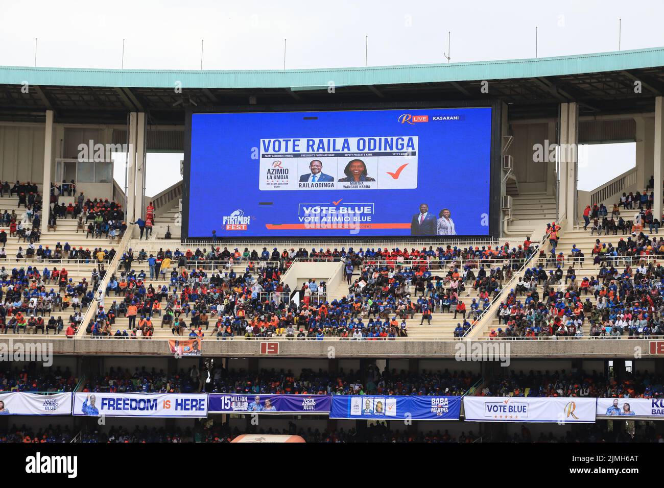 Nairobi, Kenya. 06th ago 2022. I sostenitori di Azimio la Umoja un candidato presidenziale del Kenya Raila Odinga sono visti da lontano durante l'ultima giornata di campagne allo Stadio Kasarani di Nairobi. Le elezioni generali del 9 agosto 2022 saranno il suo quinto tentativo di Presidenza. Credit: SOPA Images Limited/Alamy Live News Foto Stock