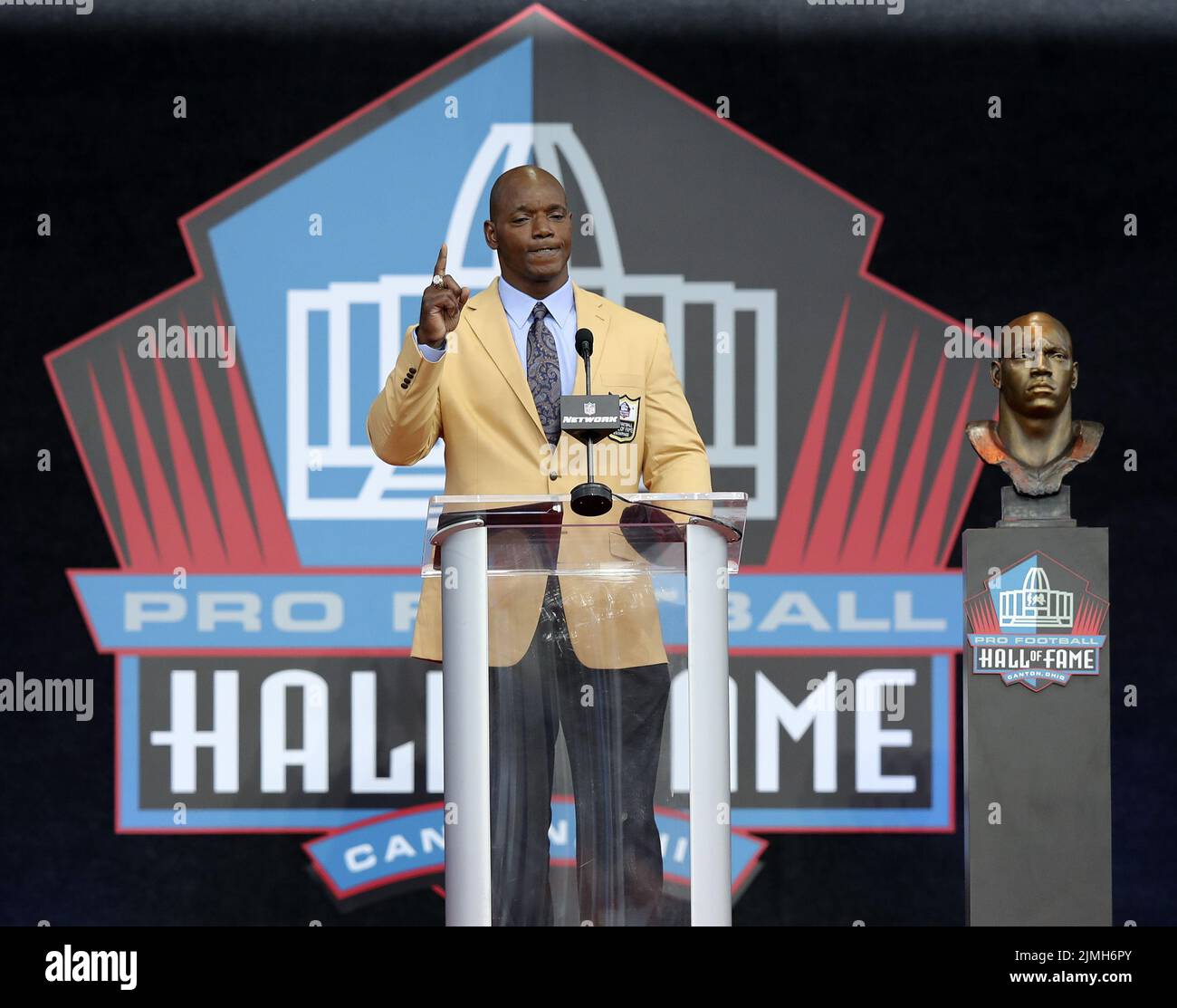 Canton, Stati Uniti. 06th ago 2022. L'ex San Francisco 49ers Bryant Young parla come è stato introdotto nella Pro Football Hall of Fame 2022 a Canton, Ohio, sabato 6 agosto 2022. Foto di Aaron Josefczyk/UPI Credit: UPI/Alamy Live News Foto Stock