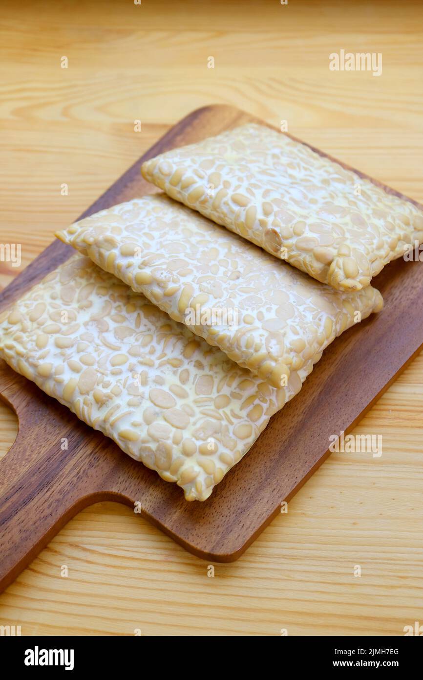 Mucchio di tempeh fresco, una fonte di proteina a base di pianta alta per alimenti interi dieta a base di pianta Foto Stock