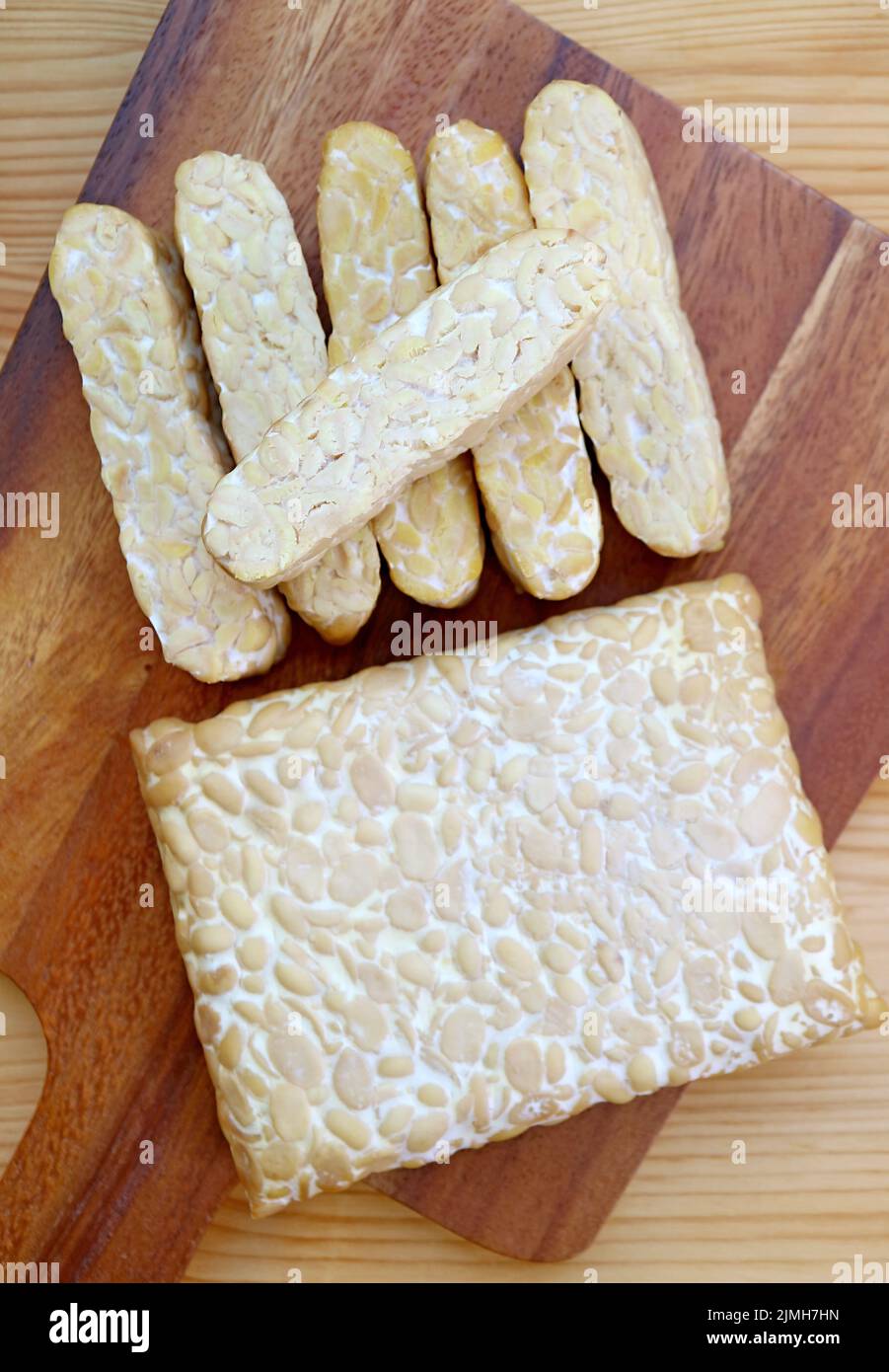 Top View of Fresh tempeh, un'alta fonte di proteine a base di piante per alimenti interi dieta a base di piante Foto Stock