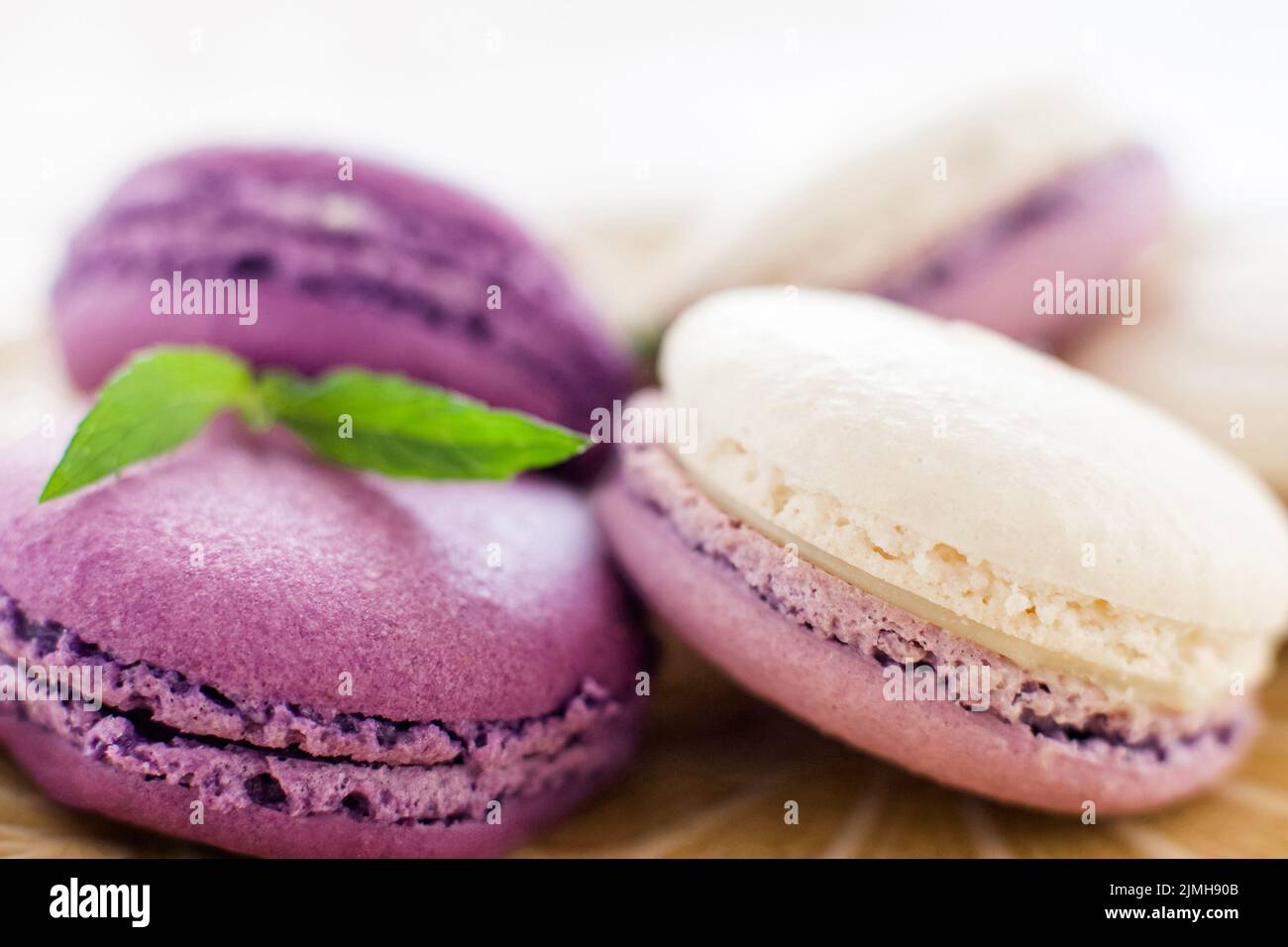 biscotti francesi tradizionali macaroon viola bianco Foto Stock