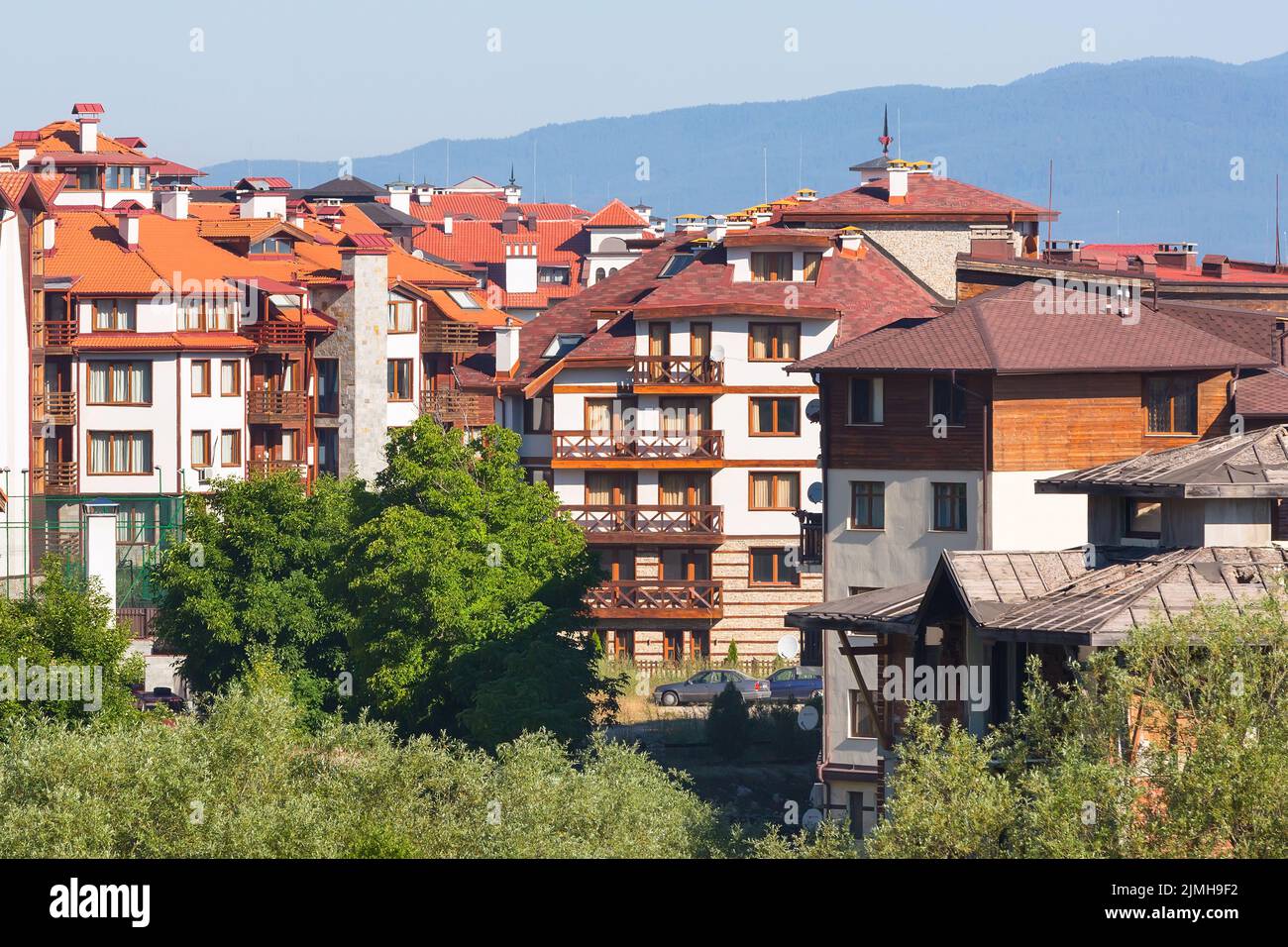 Case in legno chalet e panorama estivo montagne nella stazione sciistica bulgara Bansko, Bulgaria Foto Stock