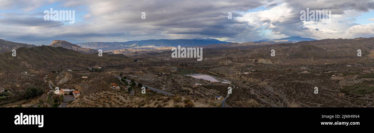 Una vista panoramica del paesaggio del deserto di Tabernas in Andalusia nel sud della Spagna Foto Stock