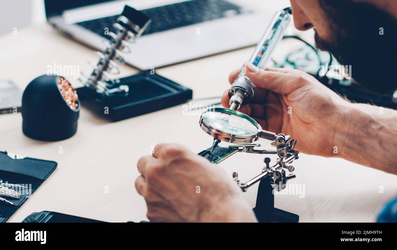 lente di ingrandimento per microcircuiti di competenza elettronica Foto Stock