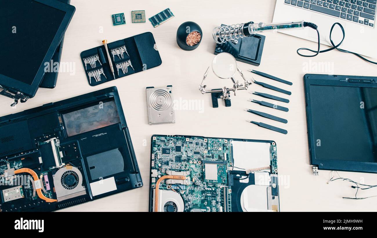 strumenti per laptop per il supporto tecnico sul luogo di lavoro Foto Stock