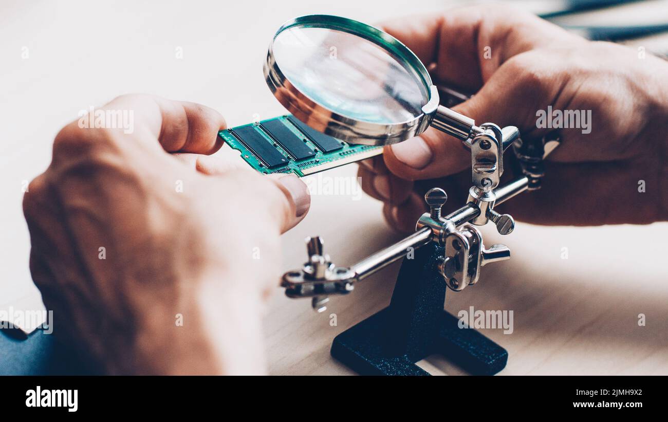 lente di ingrandimento per microcircuiti di competenza elettronica Foto Stock