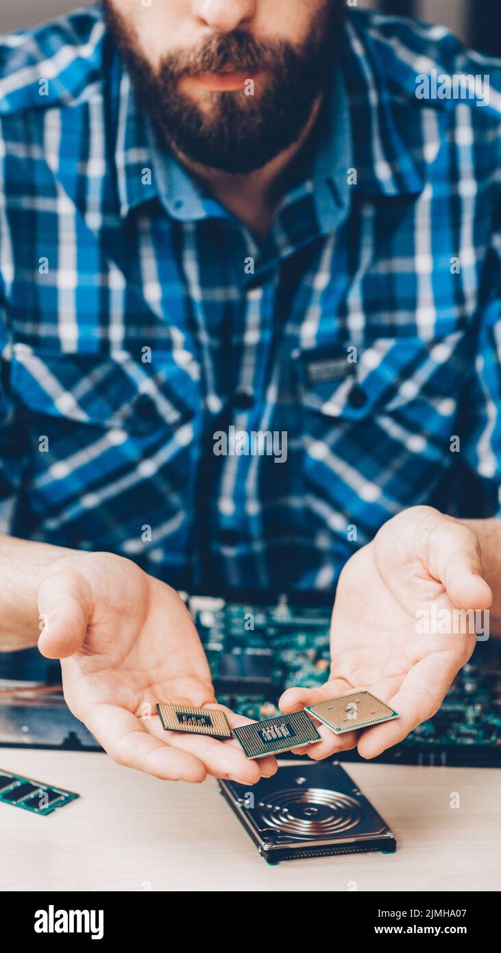 manutenzione del computer disassemblato ingegnere laptop Foto Stock