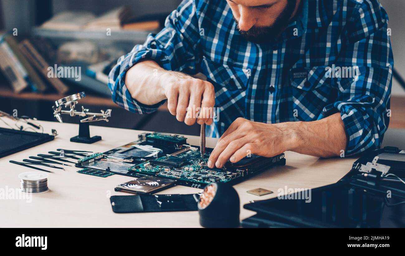 tecnico dei componenti elettronici di diagnostica hardware Foto Stock