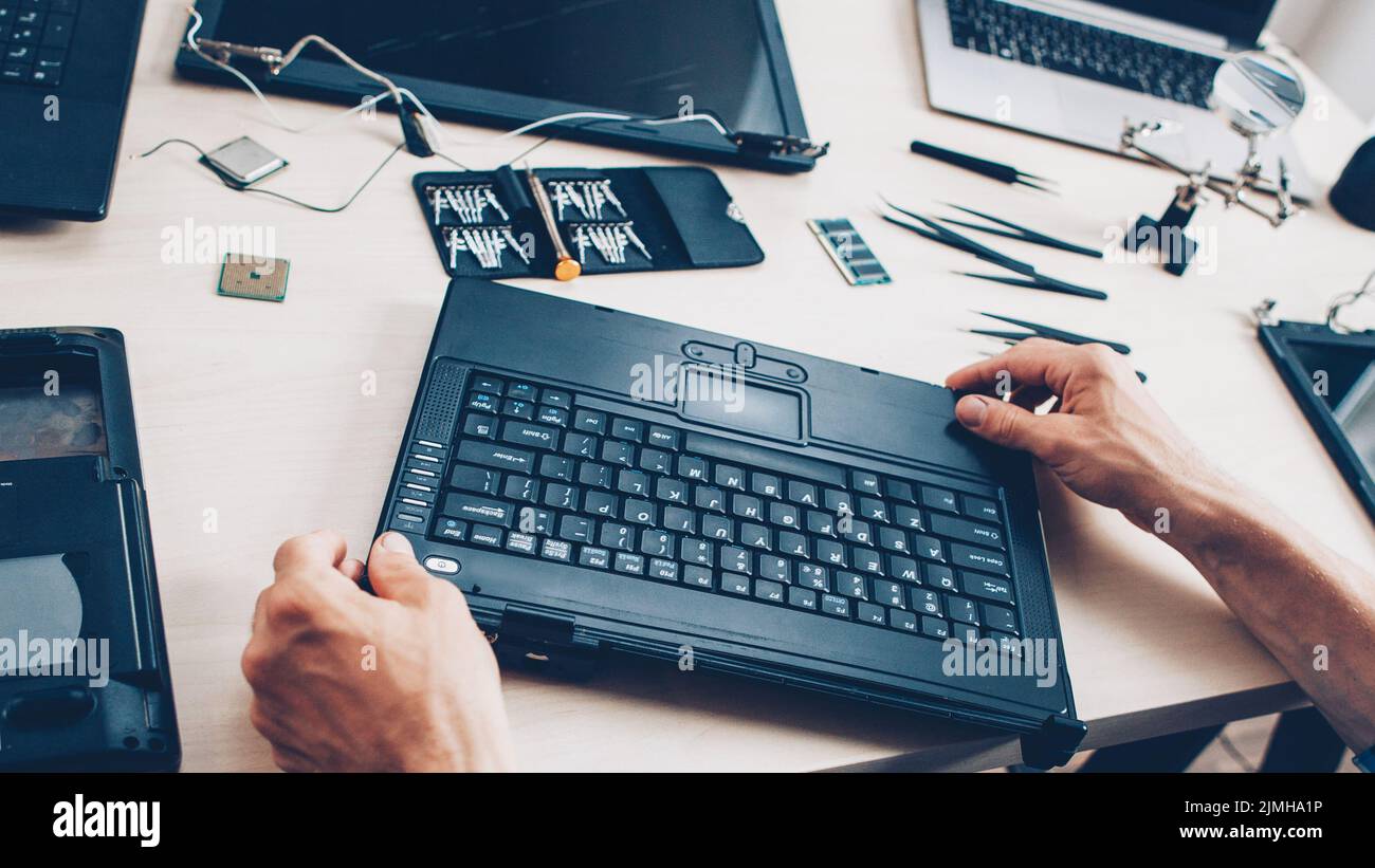 assistenza tecnica disassemblata tastiera portatile Foto Stock