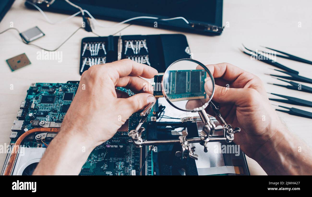 lente di ingrandimento per microcircuiti di diagnostica hardware Foto Stock