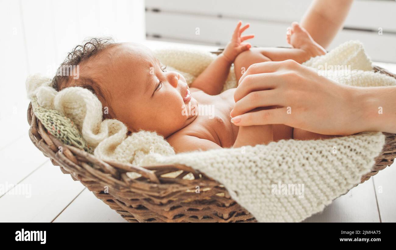benessere del neonato cura della madre protezione del bambino Foto Stock