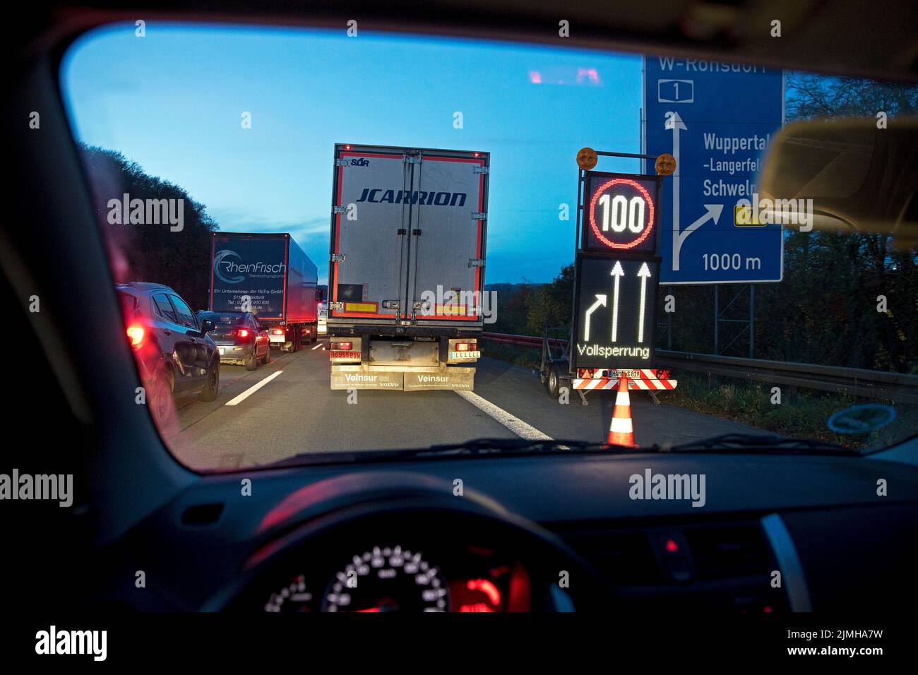 Chiusura completa sull'autostrada A1, vista dalla macchina, Wuppertal, Renania settentrionale-Vestfalia, Germania Foto Stock