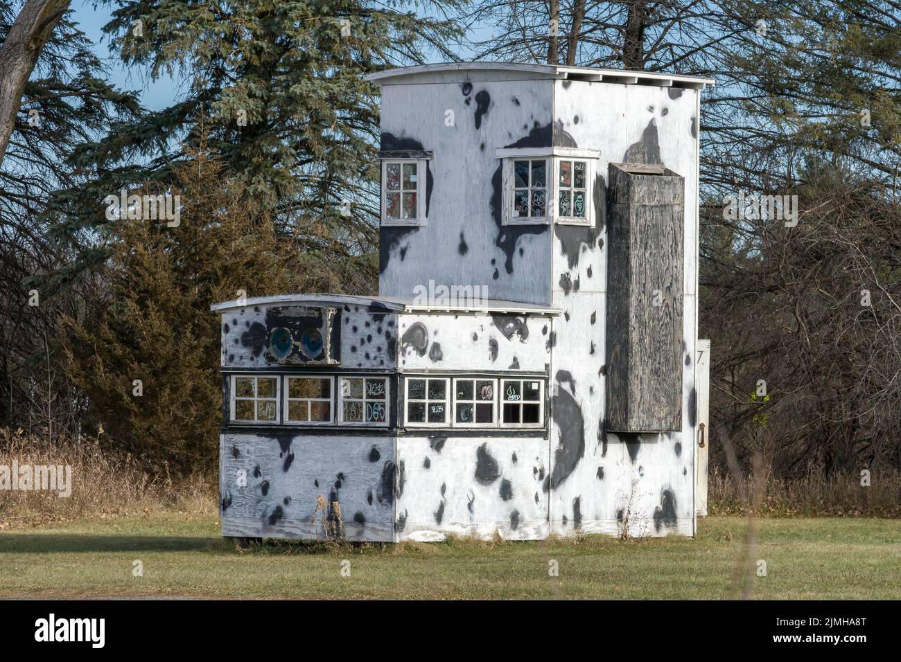 FRANCONIA, MN, USA - 28 NOVEMBRE 2021: Scultura non identificata al Franconia Sculpture Park. Foto Stock