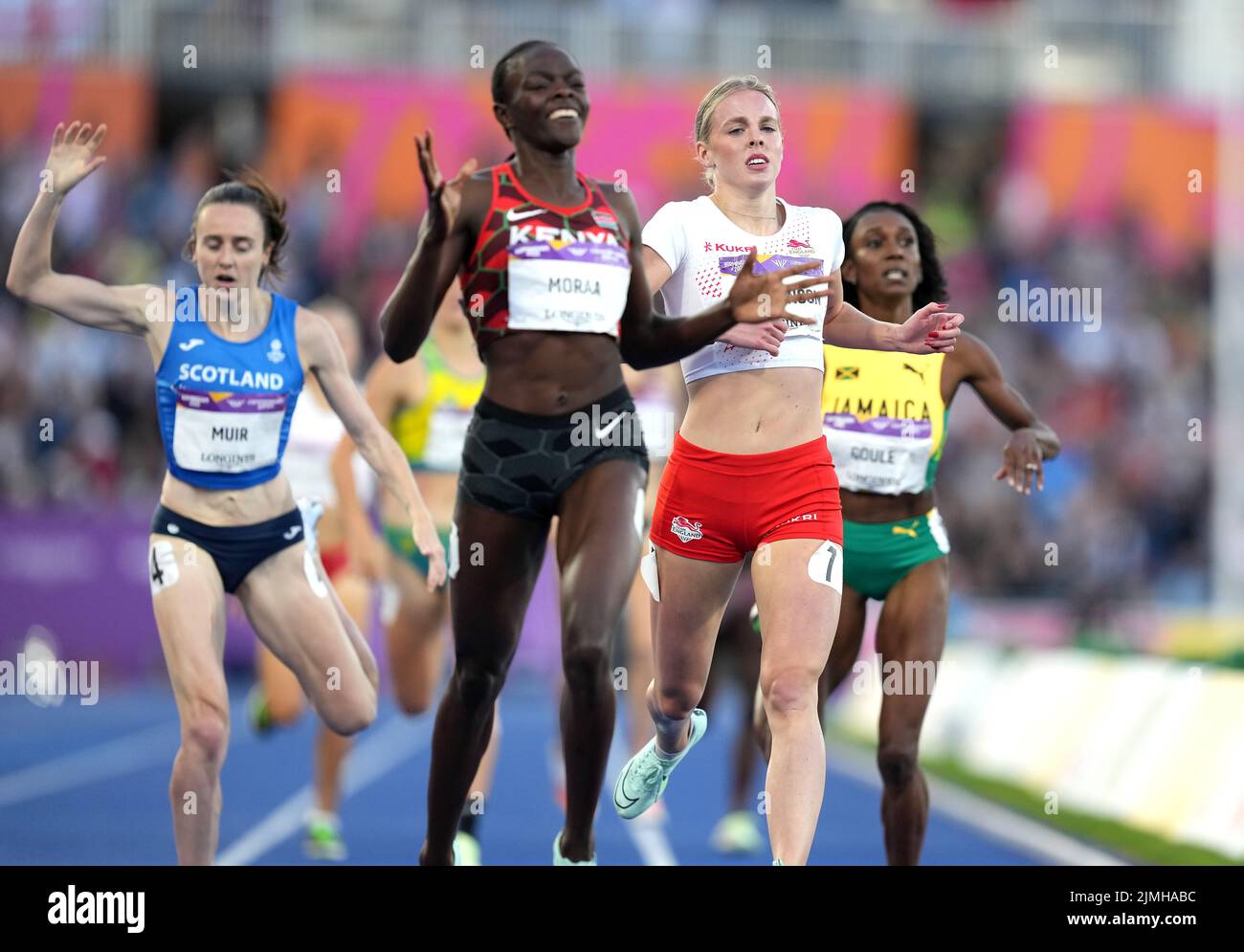 Mary Moraa del Kenya vince la finale delle Donne del 800m con Keely Hodgkinson Second e Laura Muir della Scozia (a sinistra) terza all'Alexander Stadium il giorno nove dei Giochi del Commonwealth 2022 a Birmingham. Data foto: Sabato 6 agosto 2022. Foto Stock