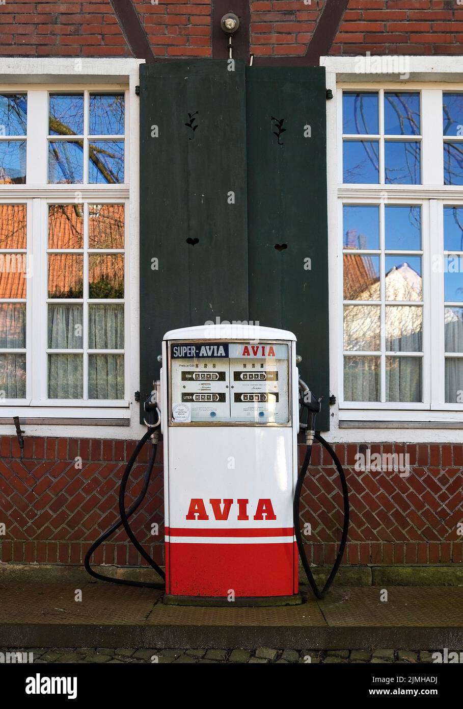 Vecchia pompa di carburante nell'ex Abbazia di Asbeck, Legden, Muensterland, Germania, Europa Foto Stock