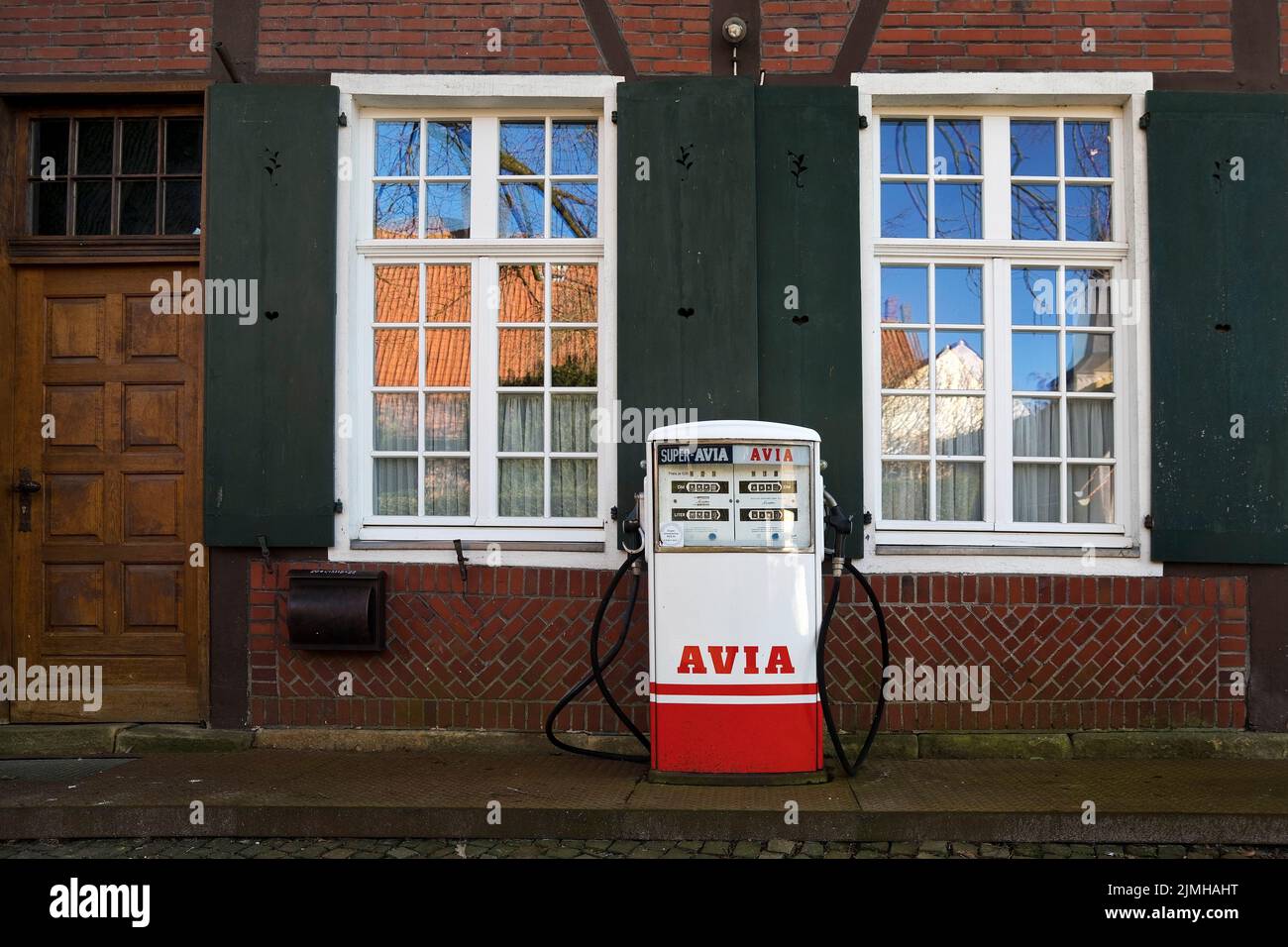 Vecchia pompa di carburante nell'ex Abbazia di Asbeck, Legden, Muensterland, Germania, Europa Foto Stock