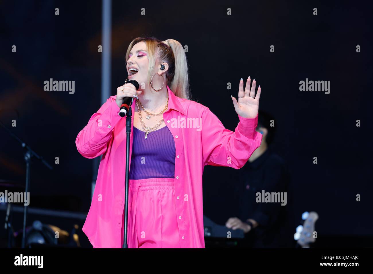 Preston Park, City of Brighton and Hove, East Sussex, UK, Ella Henderson che si esibisce al Brighton Pride 2022 Festival, We are Fabuloso. 6th agosto 2022 Foto Stock