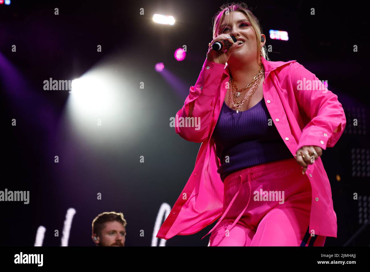 Preston Park, City of Brighton and Hove, East Sussex, UK, Ella Henderson che si esibisce al Brighton Pride 2022 Festival, We are Fabuloso. 6th agosto 2022 Foto Stock