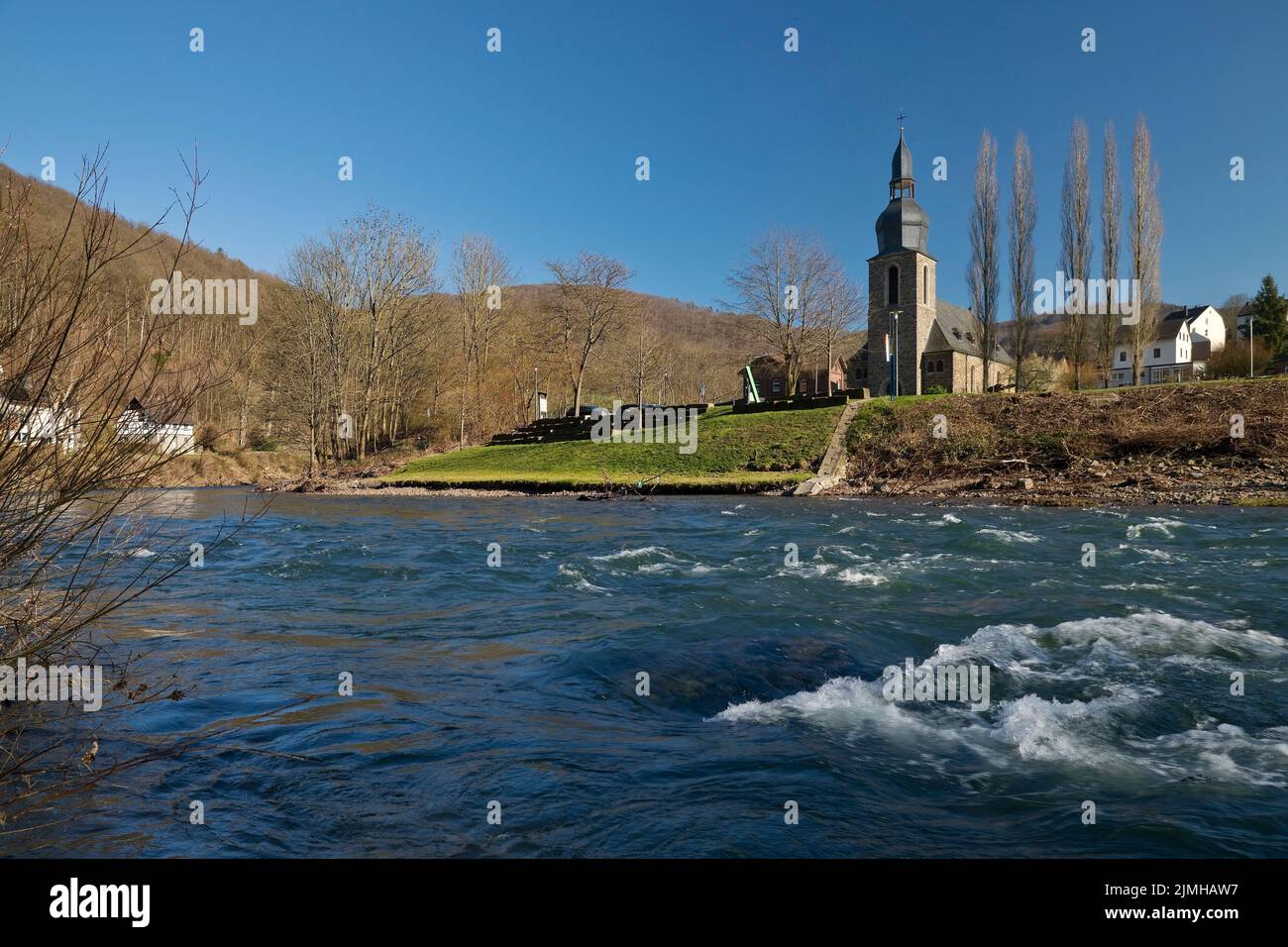 Die Lenne mit der Kirche St. Josef in Nachrodt, Nachrodt-Wiblingwerde, Sauerland, Nordrhein-Westfalen, Deutschland, Europa Foto Stock