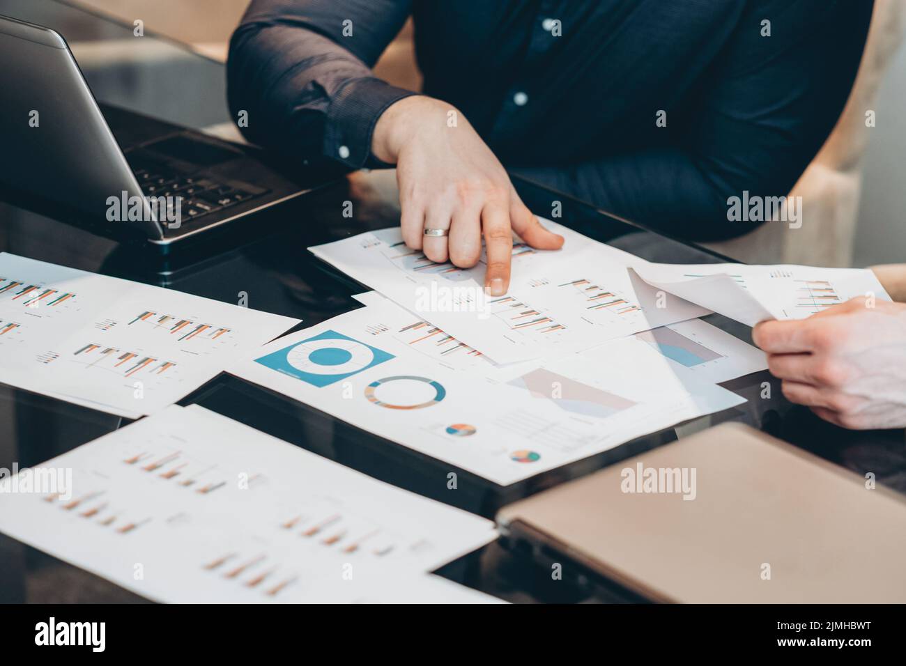 strategia di pianificazione analisi business uomini statistiche Foto Stock