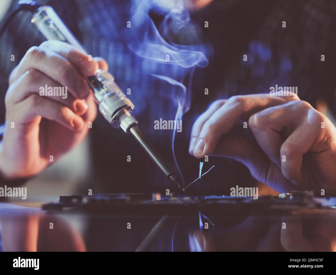 corsi di saldatura riparazione di tecnici di microelettronica Foto Stock