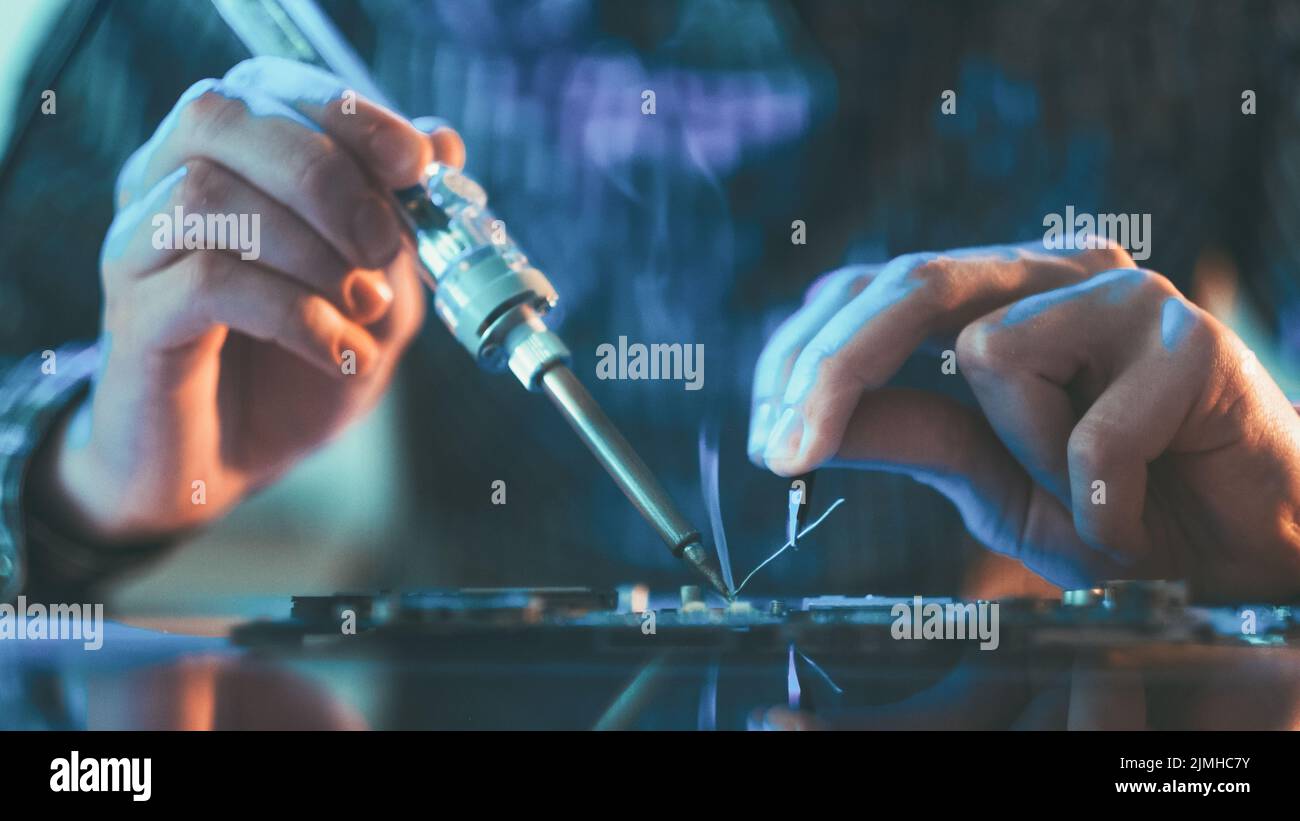 componente di saldatura per tecnico di riparazione elettronica Foto Stock