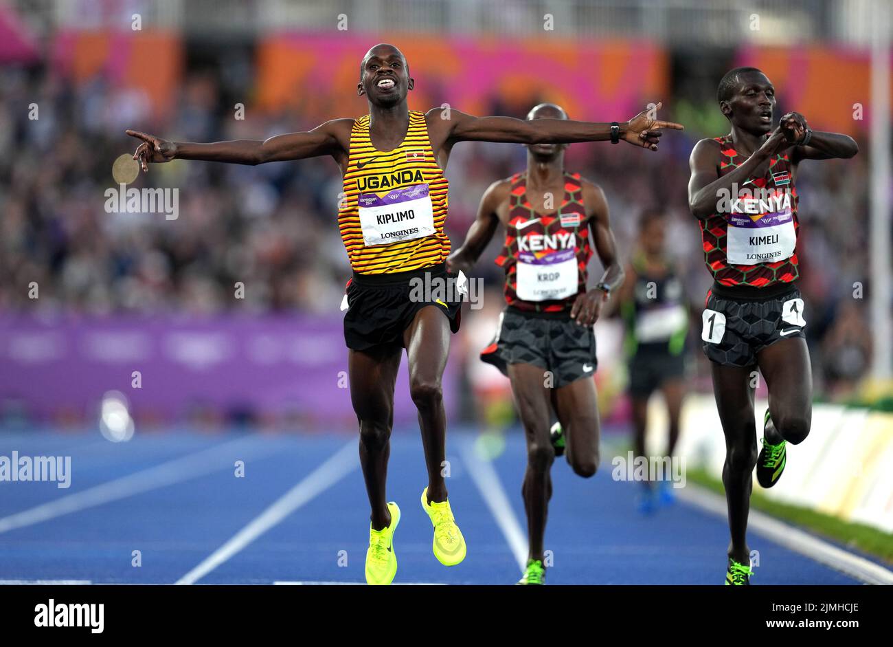 Jacob Kiplimo (a sinistra) dell'Uganda vince la finale maschile del 5000m all'Alexander Stadium il giorno nove dei Giochi del Commonwealth 2022 a Birmingham. Data foto: Sabato 6 agosto 2022. Foto Stock
