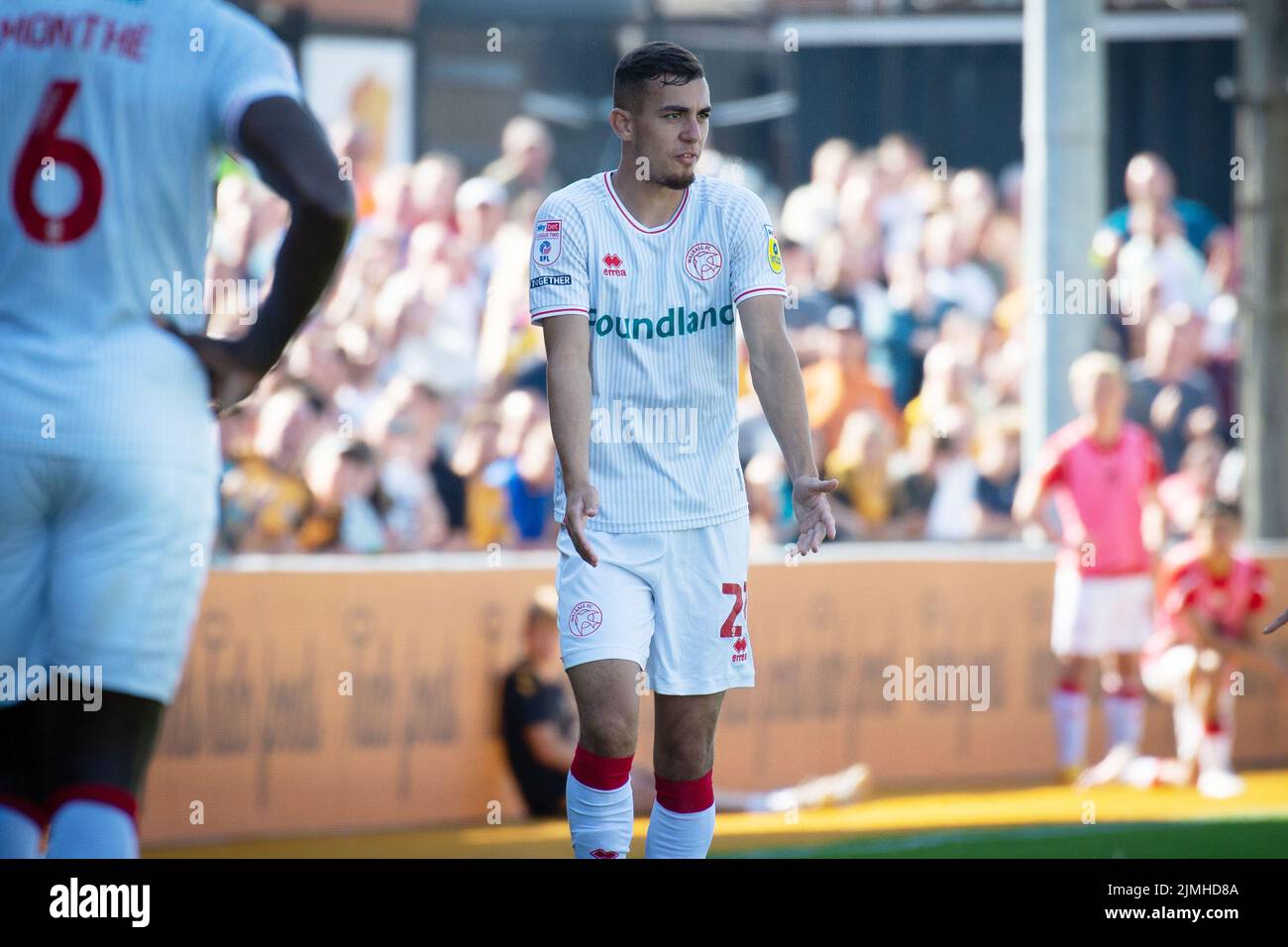 Newport, Regno Unito. 06th ago 2022. Taylor Allen di Walsall reagisce dopo essere stato inviato dopo aver ottenuto una carta gialla 2nd. EFL Football League Two match, Newport County contro Walsall alla Rodney Parade di Newport, Galles sabato 6th agosto 2022. Solo a scopo editoriale. Questa immagine è solo per uso editoriale, licenza richiesta per uso commerciale. pic by Credit: Andrew Orchard SPORTS photography/Alamy Live News Foto Stock