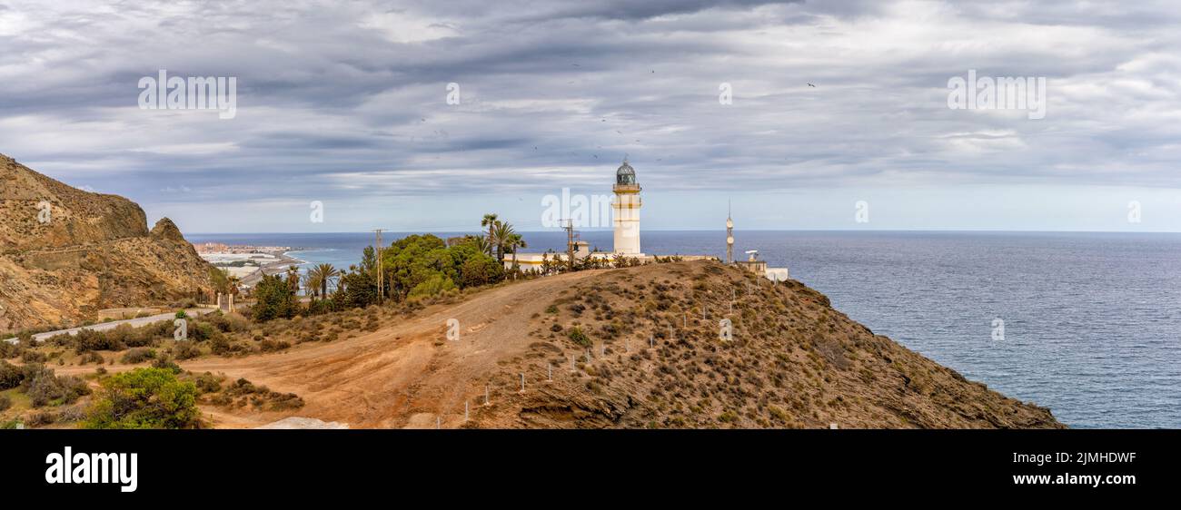 Vista panoramica del faro di Cabo Sacratif sulla costa andalusa vicino a Motril Foto Stock