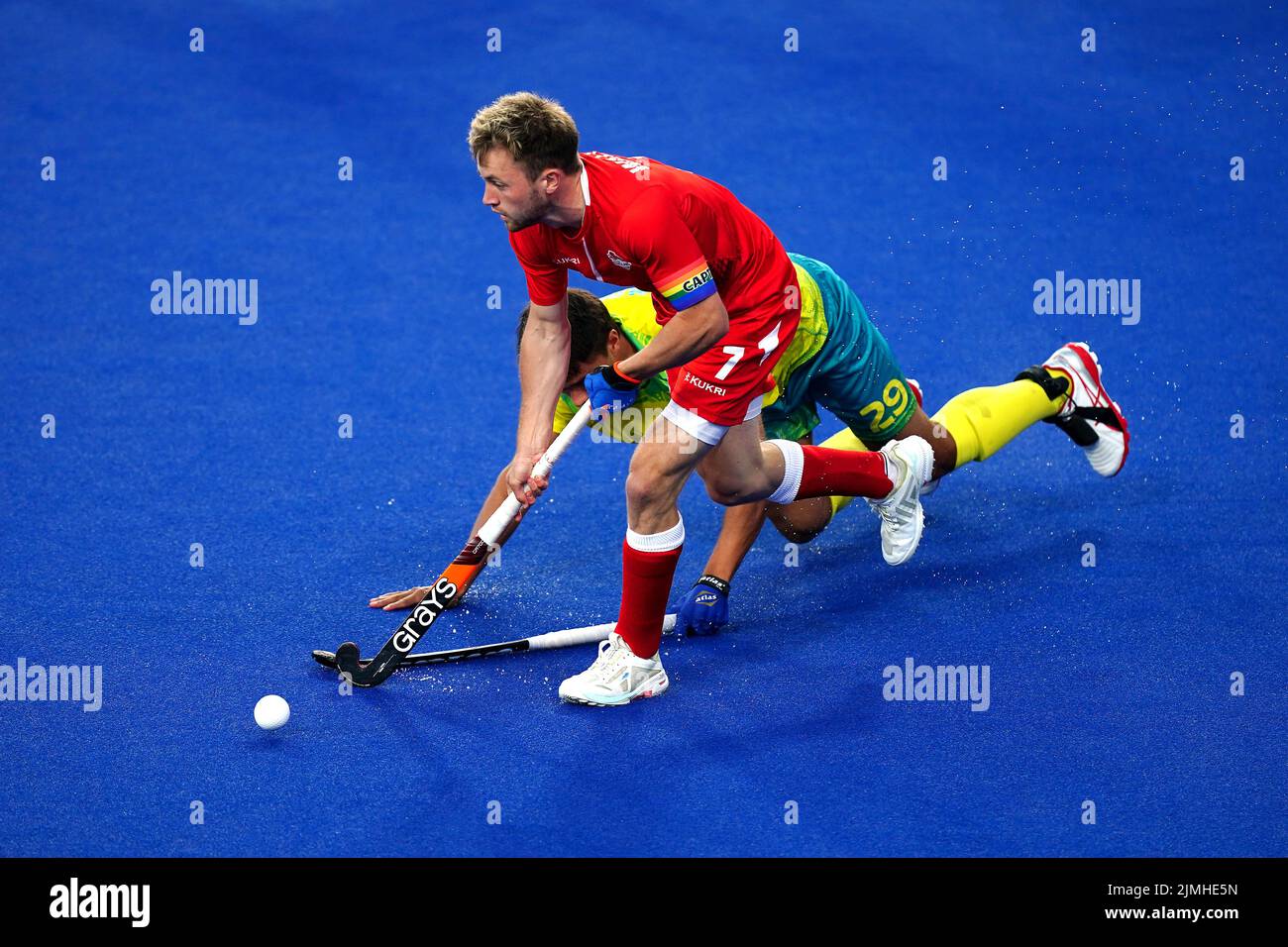 Lo Zachary Wallace dell'Inghilterra (davanti) si allontana dal marchio Timothy dell'Australia nella semifinale di Hockey degli uomini tra l'Australia e l'Inghilterra all'Università di Birmingham Hockey e Squash Center il giorno nove dei Giochi del Commonwealth 2022 a Birmingham. Data foto: Sabato 6 agosto 2022. Foto Stock