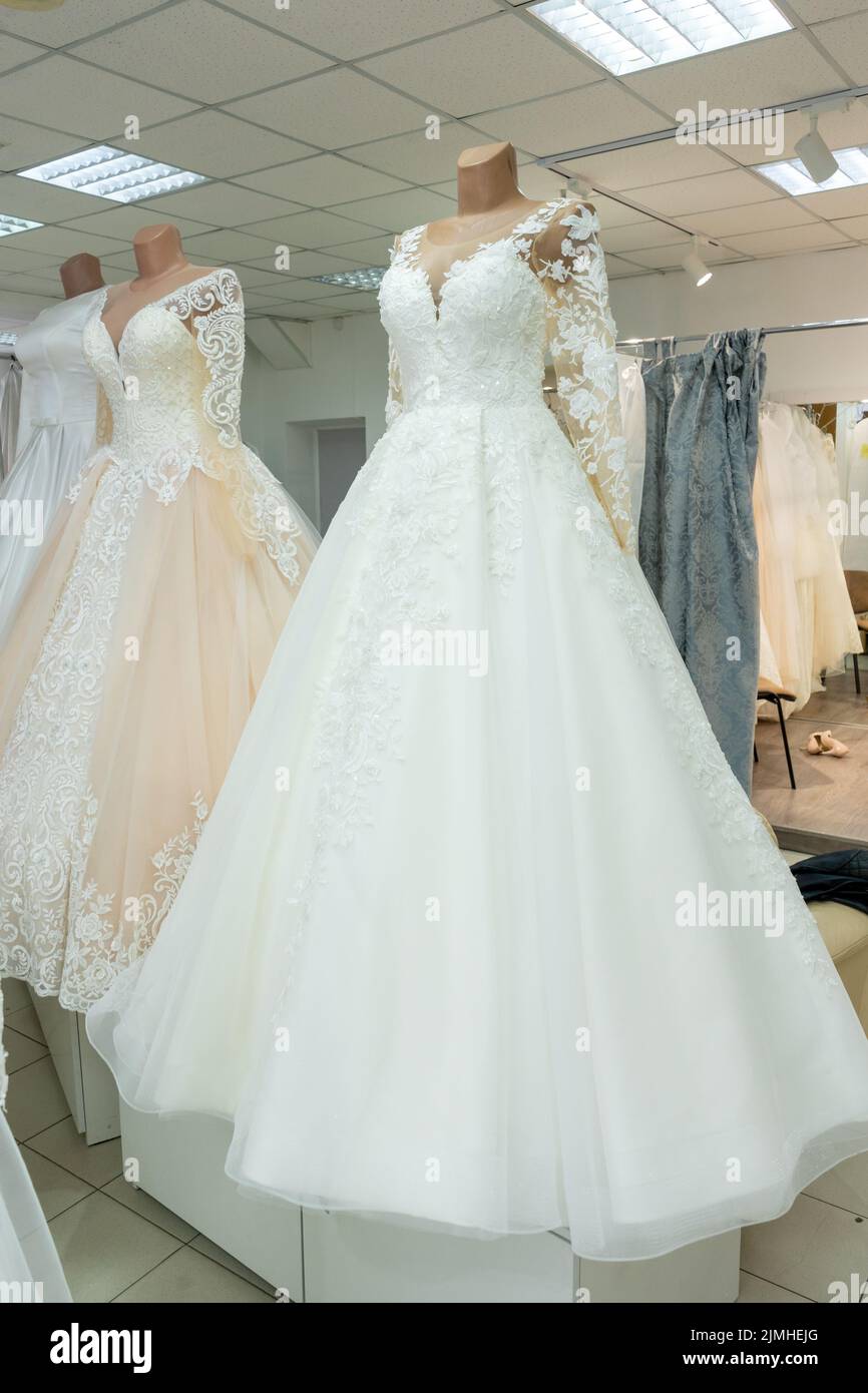 Splendidi abiti da sposa in una boutique nuziale su manichini. Foto Stock