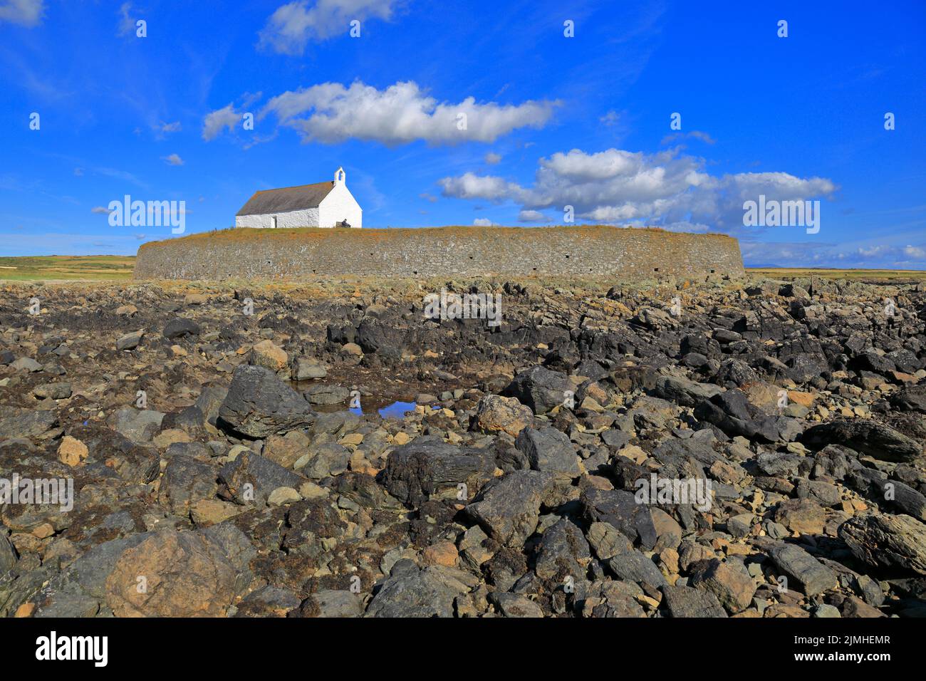Chiesa di St Cwyfan a Porth Cwyfan in bassa marea, Aberffraw, Isola di Anglesey, Ynys Mon, Galles del Nord, REGNO UNITO. Foto Stock