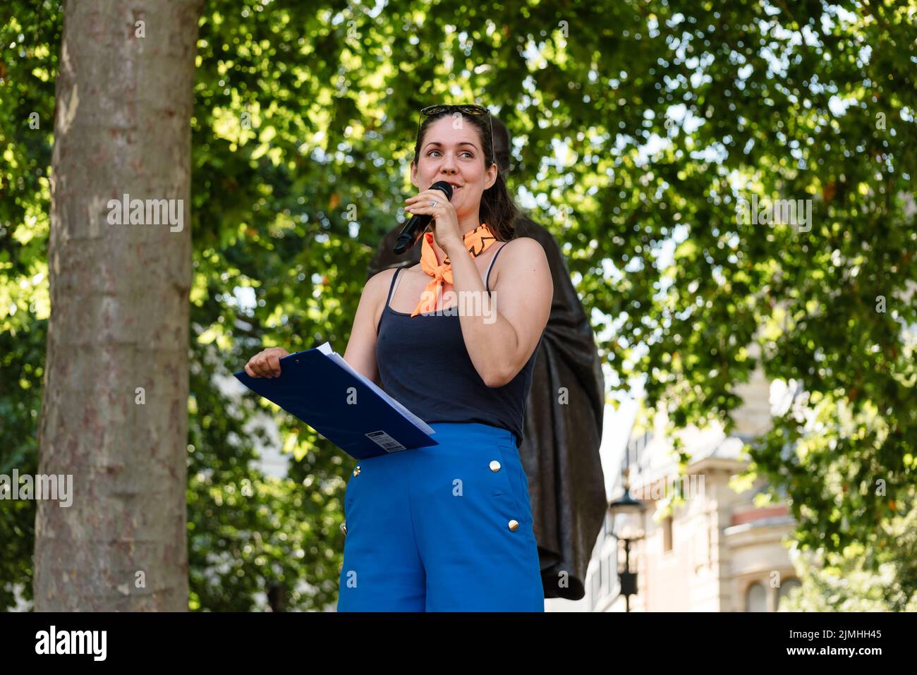 Londra, Regno Unito. 6 agosto 2022. Gli attivisti per i diritti degli animali marciano a Londra per la marcia dei diritti nazionali degli animali per chiedere giustizia agli animali e porre fine allo sfruttamento degli animali. La marcia è stata una collaborazione tra molti gruppi di attivisti come Animal Rebellion, Animal Freedom Movement, North London Hunt SABS, Animal Justice Project e Animal Save UK. Credit: Andrea Domeniconi/Alamy Live News Foto Stock